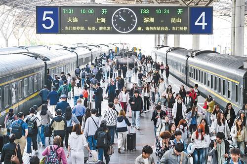 5月1日，旅客在南京火车站出行。 新华社发（杨素平摄）