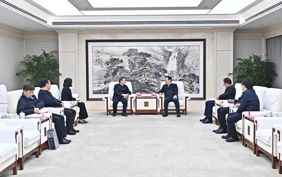 张国华与北京市委教育工委副书记、市教委主任李奕一行举行工作座谈。刘向阳摄