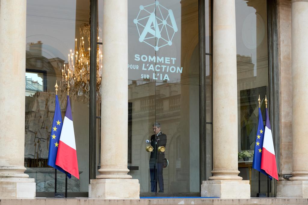 2025年2月10日，在法国巴黎爱丽舍宫，工作人员在等待迎接参与人工智能行动峰会的嘉宾。新华社记者高静摄