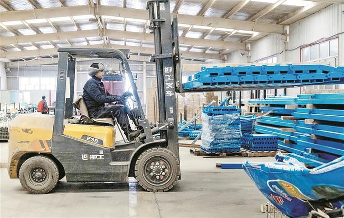 3月30日，巴州伟光塑业有限公司工人在拉运农机具零件。 兵团日报常驻记者 魏承亿 摄