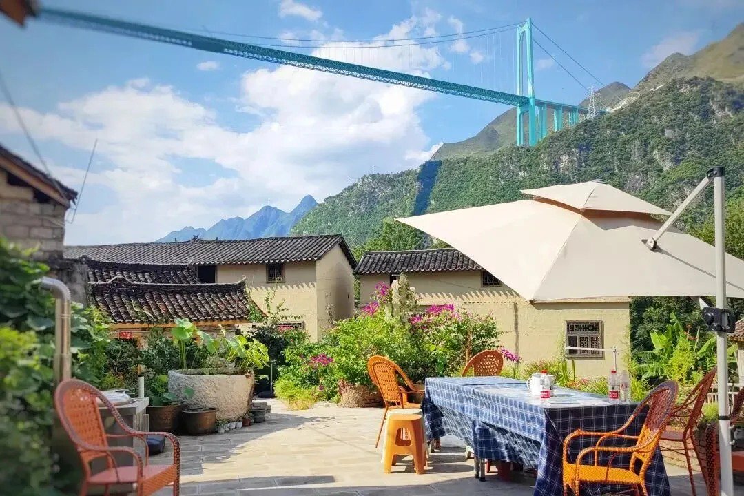 大桥下的小花江桥缘居民宿。图源：贞丰新闻