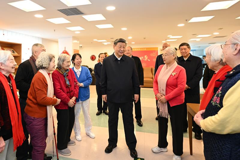 △2026年2月10日，习近平总书记在北京西城区“吾老·新街”养老服务街区银龄老年公寓考察时，同老人们亲切交流。
