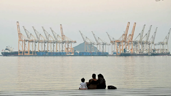 2026年2月25日，在阿联酋北部霍尔木兹海峡，沿海城市富查伊拉附近的一处船坞前