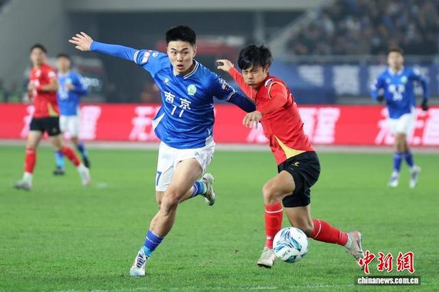 图为南京队球员(蓝)与苏州队球员(红)在比赛中拼抢。中新社记者 泱波 摄