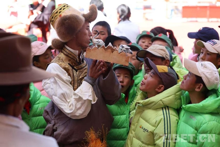 图为达瓦格桑在校园给学生讲解拉孜泥塑制作技艺