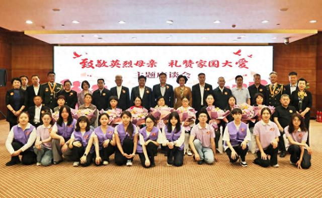 中华英烈褒扬事业促进会邀请9位英雄家属来京参观座谈合影。陈子超/摄