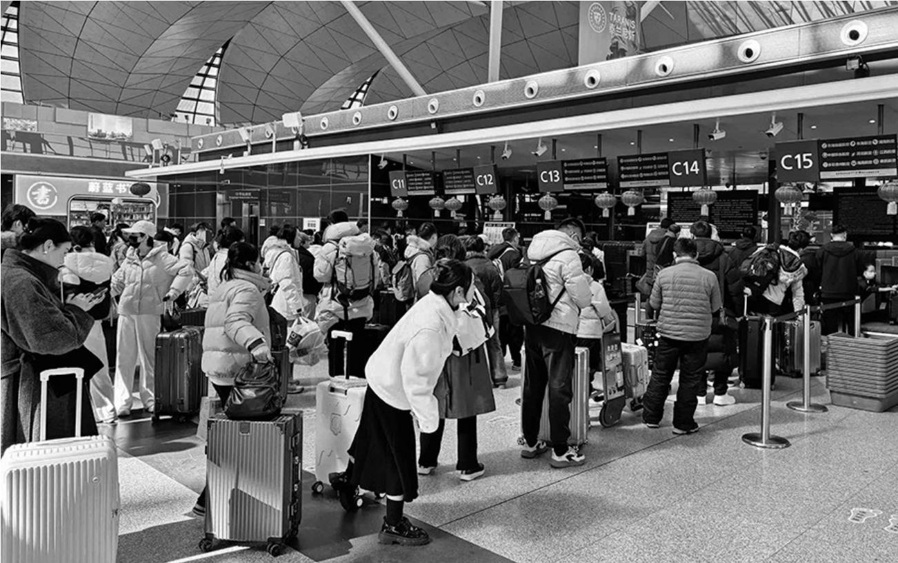 大年初一，机场候机大厅一派繁忙景象。 本版图片均由本报记者康科峰摄