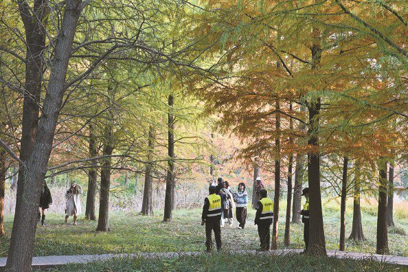 安保人员正在劝离靠近河道拍照的市民