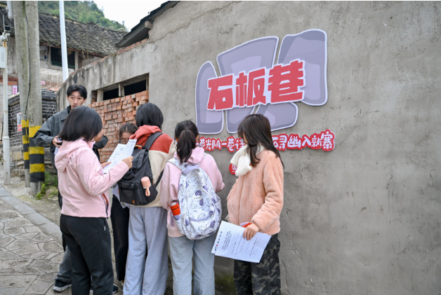 贵州大学师生和村民在花溪区罗伊新寨文化空间定向越野打卡点参加活动