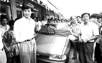 　　1990　　1990年，一位彩票大奖得主中了台夏利车，引得一阵羡慕。 翟伟 摄