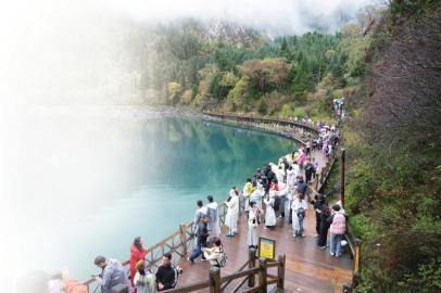 10月20日,尽管小雨淅沥,但仍未影响游客们游览九寨沟的热情。唐磊 摄(C视觉)