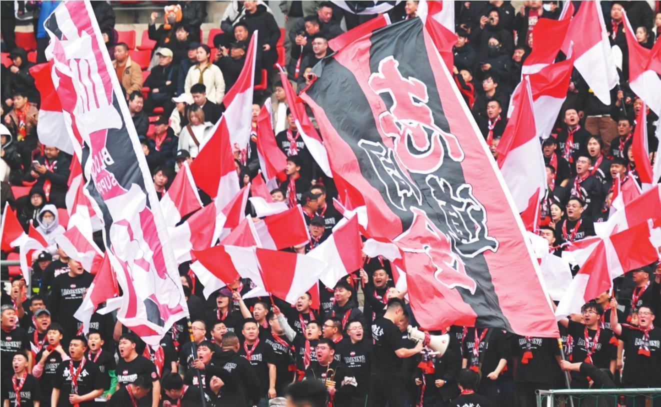 图为3月21日，主场球迷为辽宁铁人队助威。 本报记者 孙海涛 摄