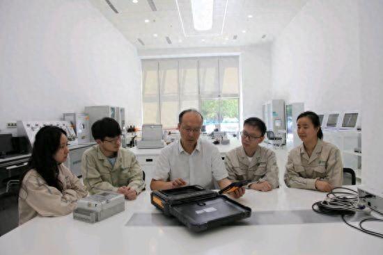 图为2025年7月,常仕亮在国网重庆市电力公司营销服务中心(计量中心)创新工作室开展青年员工技术创新培训。张淳茜 摄