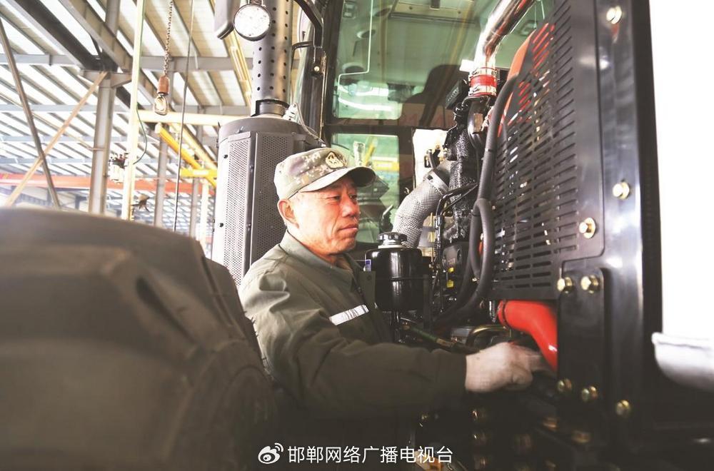 铠特农机车间里，一台台即将下线的拖拉机正是我市高端装备制造业竞争力与活力的直接证明。郝立翠 摄