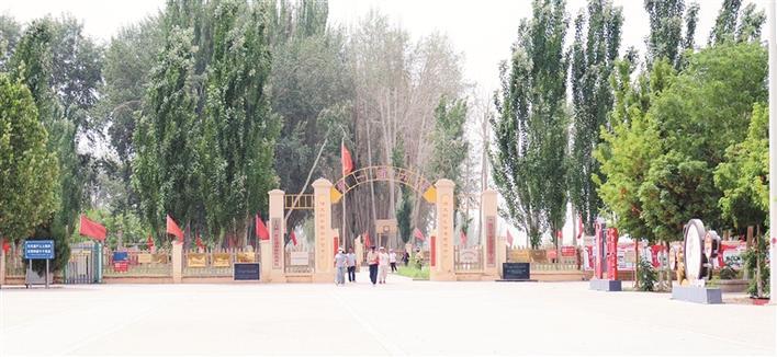 5月19日，游客在一师十六团一连红色教育研学基地参观。 兵团日报全媒体记者 段若冰 摄