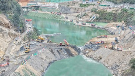 10月28日,自卸卡车协同作业,将成吨石料抛投进牙根一级水电站主龙口位置。受访者供图