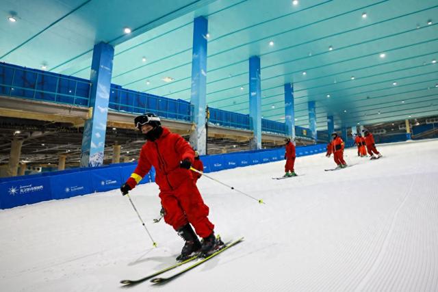 2025年12月29日，在湖州太湖龙之梦乐园冰雪世界，教练带领游客体验滑雪运动。新华社记者 江汉 摄