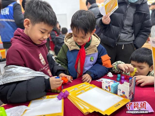 图为参加活动的小朋友探索索玛立方。高艺芯 摄