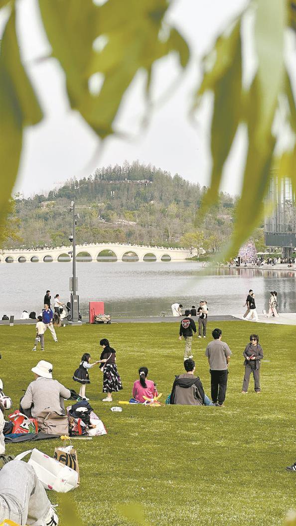 世博文化公园内游客如织 金旻矣 摄