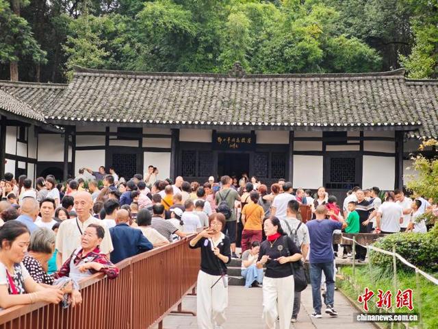 10月5日，国庆假期第五天，位于四川省广安市的邓小平故里游客如织。图为游客排队参观邓小平故居。中新社记者 张浪 摄