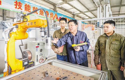 9月16日，郑万众（中）为学生授课。 本报记者 赵杰摄