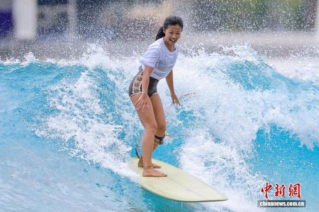 图为参加女子长板项目的选手在比赛中。中新社记者 骆云飞 摄