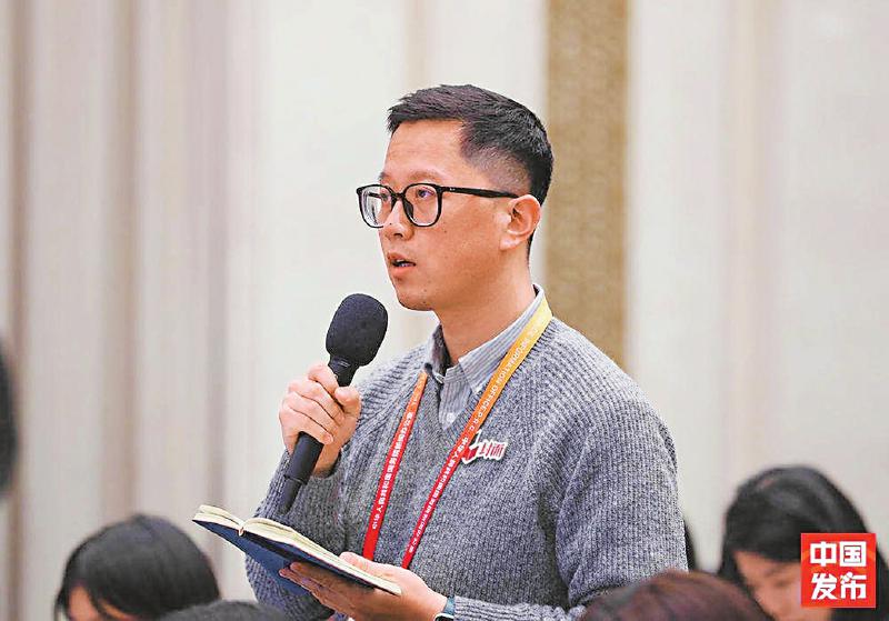 川报集团封面新闻记者代睿现场提问。图据国新网