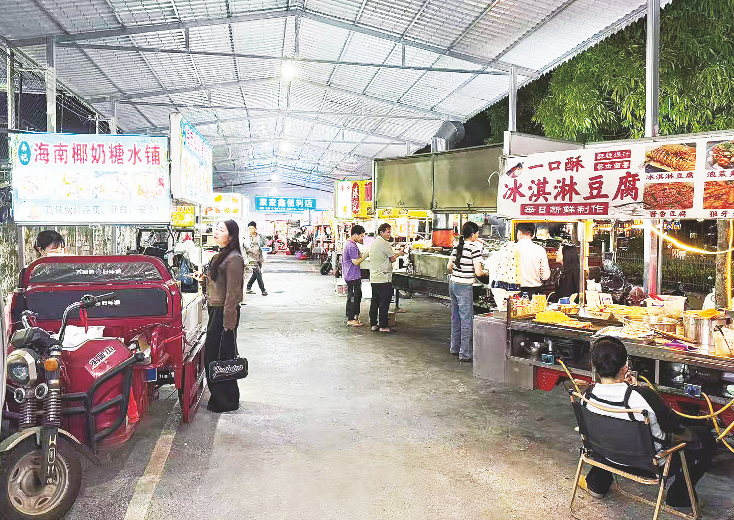     便民夜市内，摊位整齐排列，环境整洁。    本报记者韦静 摄