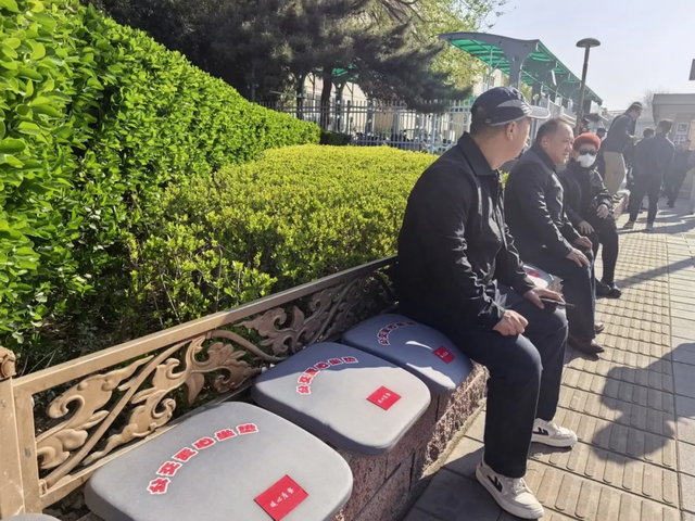 路侧站台设置爱心坐垫方便特殊乘客候车/记者拍摄