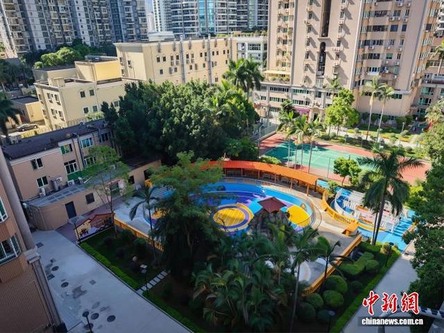 改造后的联邦广场小区游泳池焕然一新。 阮明浩 摄