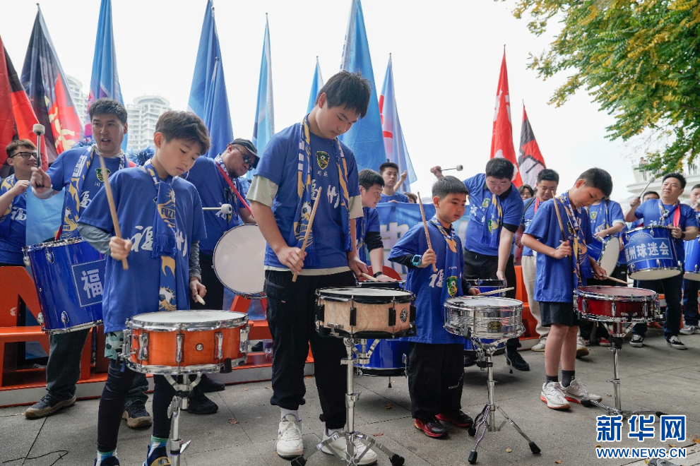   四个方阵在福州烟台山码头集结，为“闽超”助威。新华网 蒋巧玲 摄