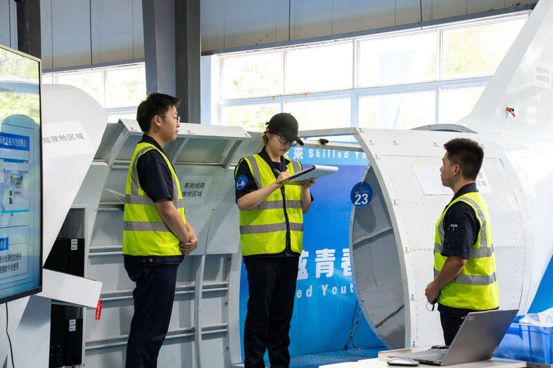 2025年世界职业院校技能大赛总决赛争夺赛上，胡钰莹和团队成员参加高职组航空交通运输赛道项目。受访者供图