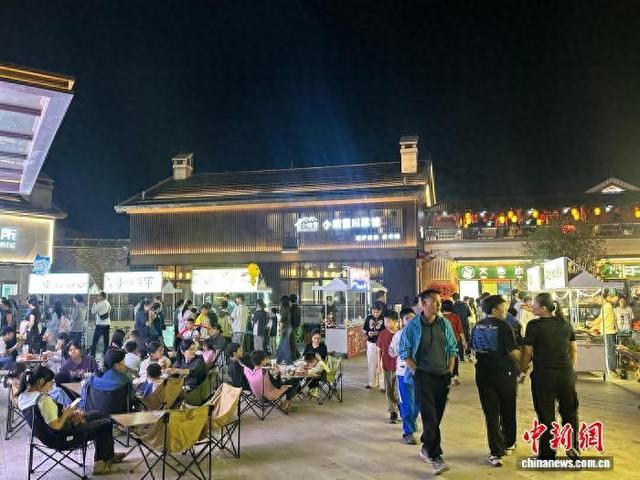 繁华的窦州墟夜市。李腾云 摄