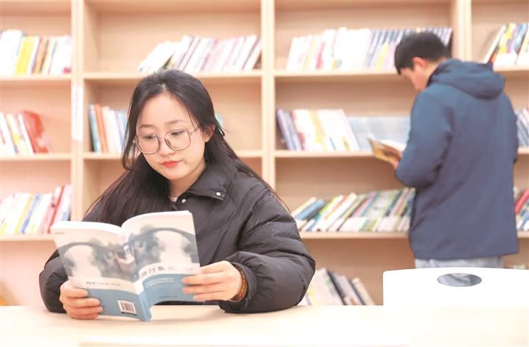 居住在贵安新区“青年社区”的年轻人在健身、看书。 （受访者供图）