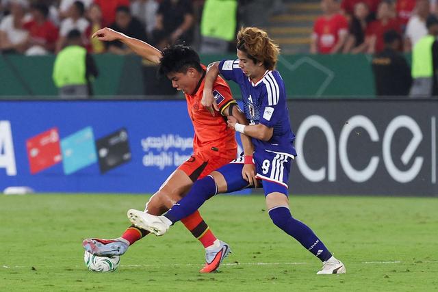 当地时间1月24日，2026年U23亚洲杯决赛中，徐彬与日本队队员拼抢。视觉中国供图