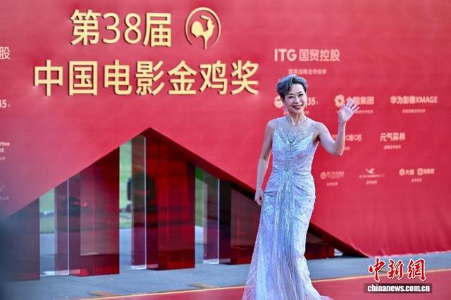 11月15日，第38届中国电影金鸡奖红毯仪式在福建厦门举行。图为演员叶童亮相红毯仪式。中新社记者 王东明 摄