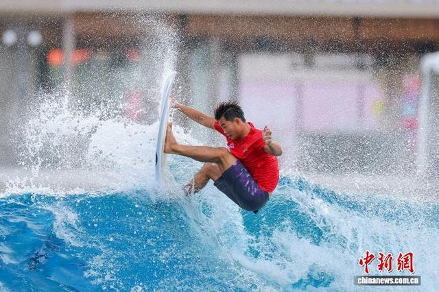 图为参加男子短板项目的选手在比赛中。中新社记者 骆云飞 摄