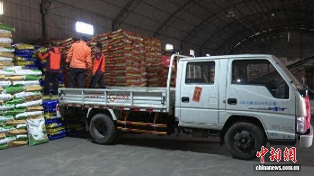 在山西祁县最大化肥储备点，仓库内货源充足，工人忙着清点数量、卸货装运。范金宇 摄