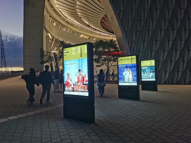 观众进入西九文化区戏曲中心。竺暨元 摄