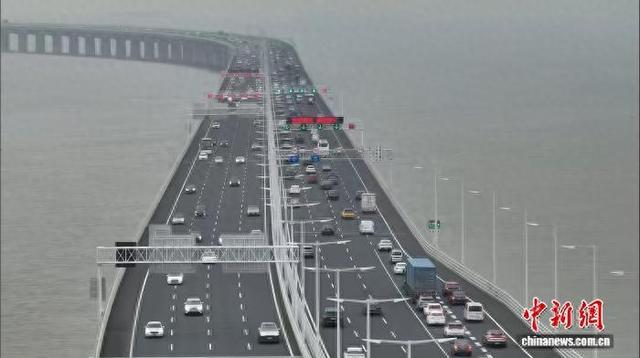 深中通道2026年清明小长假首日车流达18.22万车次。岳路建 摄