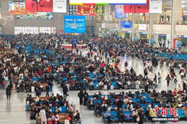 图为重庆北站候车厅内的密集客流。汪亮 摄