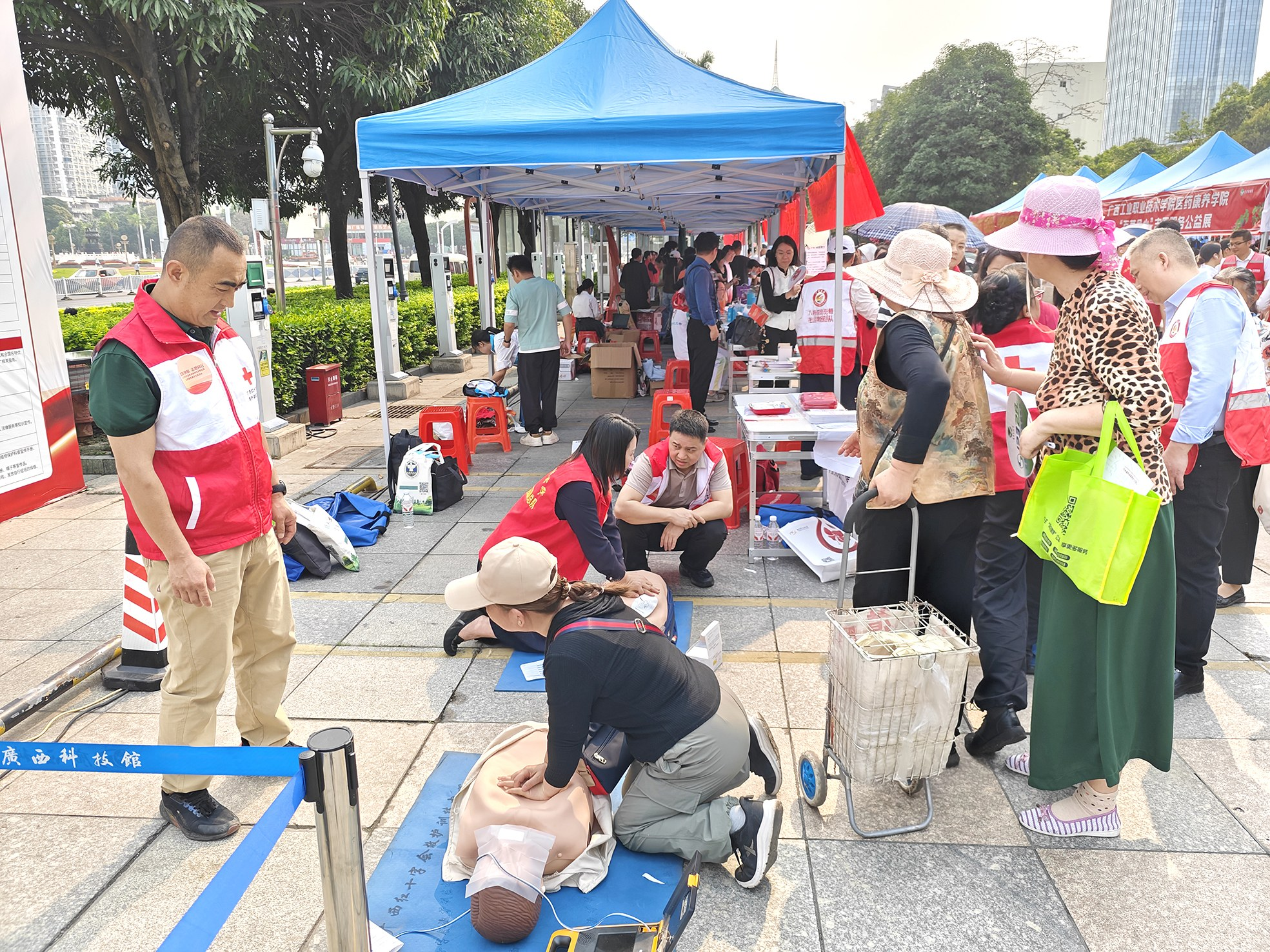     ▲市民在志愿者的指导下学习应急救护技能。