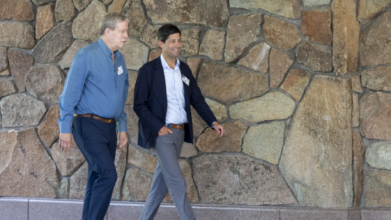 2025 年 7 月 9 日，斯坦利・德鲁肯米勒与凯文・沃什出席在美国爱达荷州太阳谷度假村举办的艾伦公司年度太阳谷媒体科技大会。