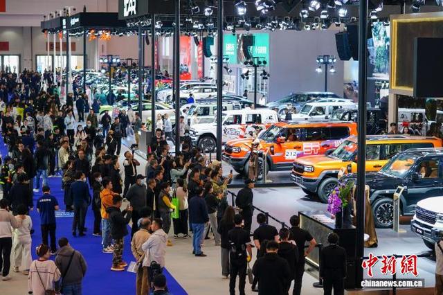 11月13日，2025昆明国际车展在昆明开幕，吸引市民前来观展。中新社记者 刘冉阳 摄
