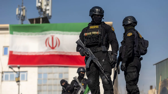 2026 年 1 月 12 日，伊朗德黑兰，安保人员出现在一场支持政府的集会上。当天，数万名示威者聚集在德黑兰的革命广场，伊朗议会议长穆罕默德・巴吉尔・加利巴夫发表演讲，谴责西方国家干涉伊朗内政，此前伊朗国内反政府抗议活动持续发酵。近日，美国总统特朗普多次威胁，若伊朗安全部队杀害抗议者，美国将采取军事行动。