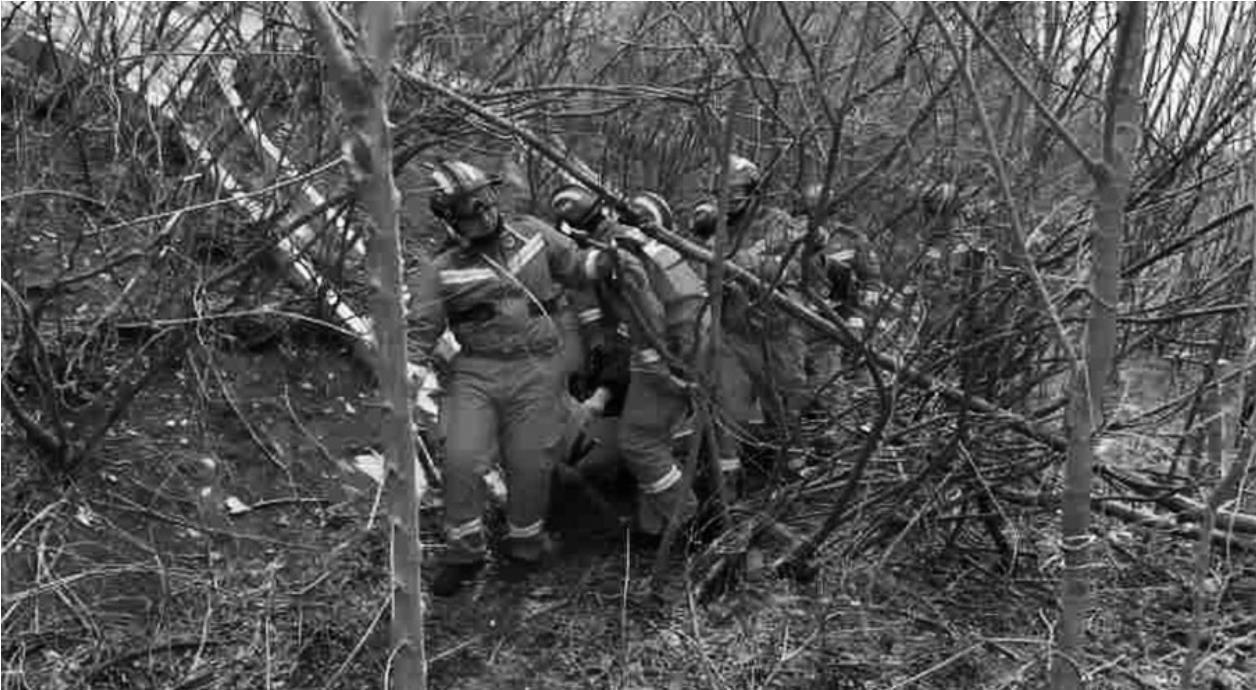 救援人员时刻保持担架水平稳定。 消防供图