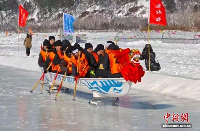 参赛运动员进行冰上龙舟竞速。 王铁男 摄