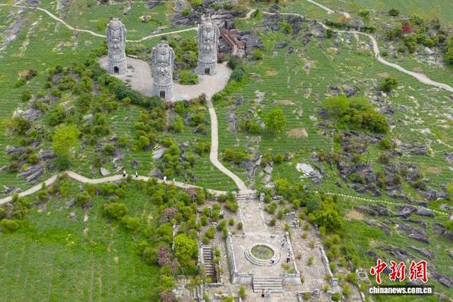 4月19日，航拍重庆酉阳叠石花谷，古朴的傩文化石柱掩映在苍翠林木之间。（无人机照片）中新社记者 何蓬磊 摄