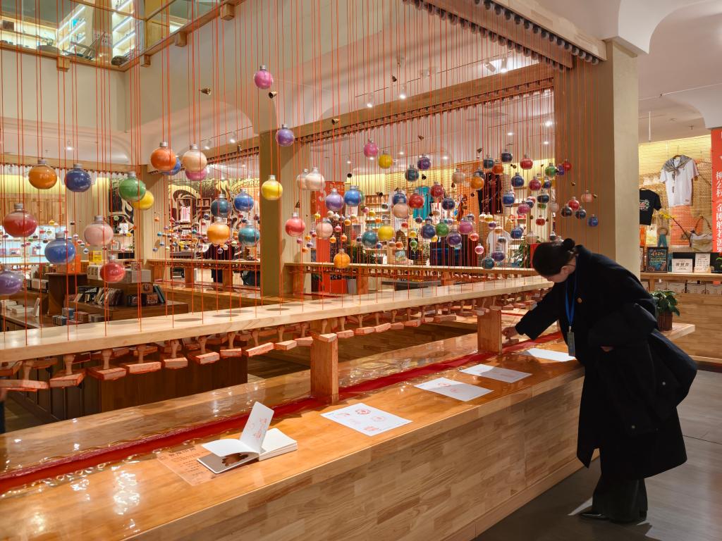 2026年1月28日，游客在敦煌印局盖章。新华社记者张玉洁摄