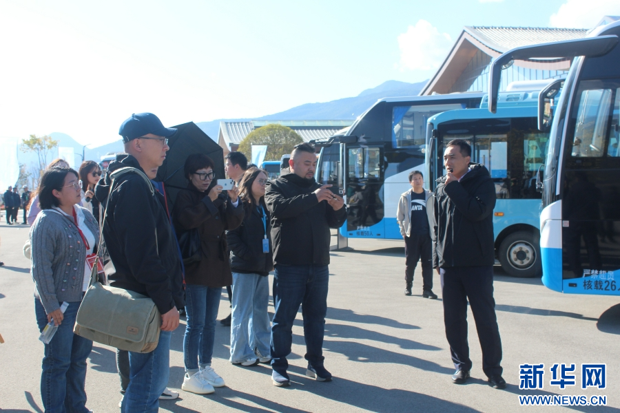 与会嘉宾在玉龙雪山新游客服务中心调研采访（11月13日摄）。新华网发